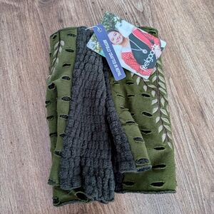 Feelgoodz Fingerless Gloves with Leaf Cutouts NWT